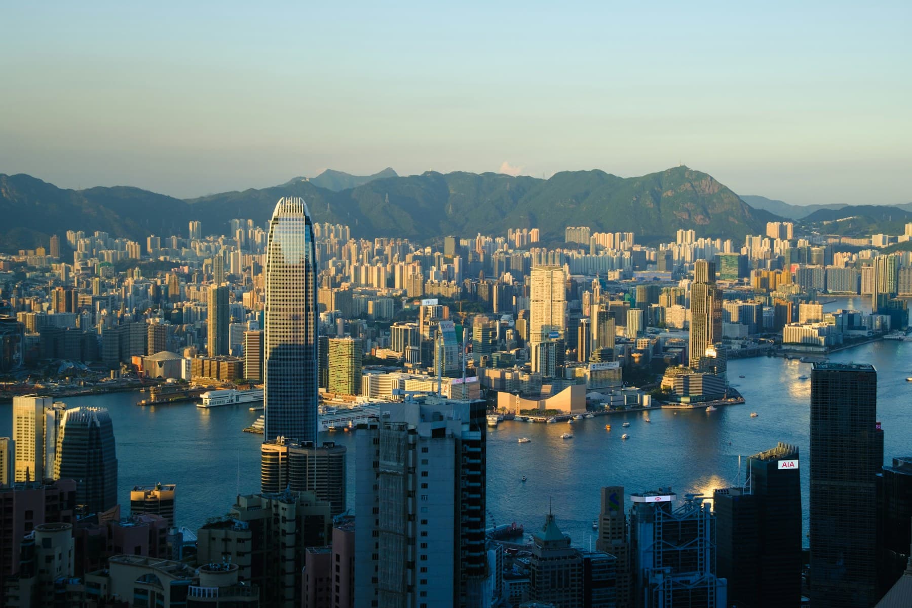 香港维多利亚港与金融区天际线